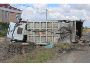 Belediyeye Ait Çöp Kamyonu Devrildi: 3 Yaralı