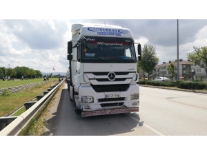 Önce Bariyerlere Çarpan Otomobil Ters Dönüp Tır İle Kafa Kafaya Çarpıştı