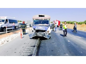 Kamyonet İle Otomobil Çarpıştı: 5 Yaralı