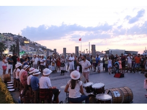 Balıkesirli Ortaokul Öğrencilerinden Kuşadası Sokaklarında Ritim Rüzgarı