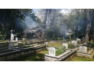 Mezarlığın İçindeki Baraka Yanarak Kül Oldu
