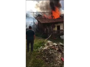 Bacadan Çıkan Yangında Evin Çatısı Alevlere Teslim Oldu