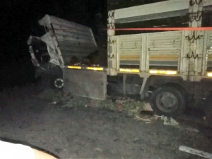 Otomobil İle Kamyon Kafa Kafaya Çarpıştı: 1 Ölü, 1 Yaralı
