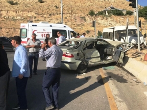 Otomobil İle Minibüs Çarpıştı: 6 Yaralı