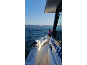 İznik Gölü’nde Mahsur Kalan 3 Kişiyi Jandarma Kurtardı