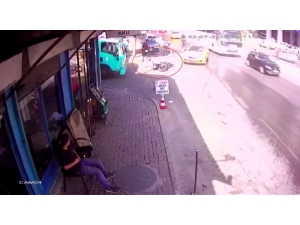 Taksinin Çarptığı Motosikletli Kamyonunun Altından Kalmaktan Kıl Payı Kurtuldu