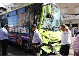 Halk Otobüsü Kepçeye Çarptı: 5 Yaralı