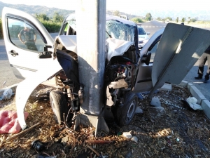 Aydın’da Kamyonet Direğe Çarptı; 2 Yaralı