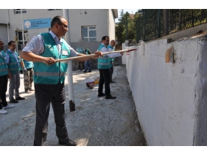 Bilecik’te Yükümlüler Yaz Tatilinde Okulları Boyuyor