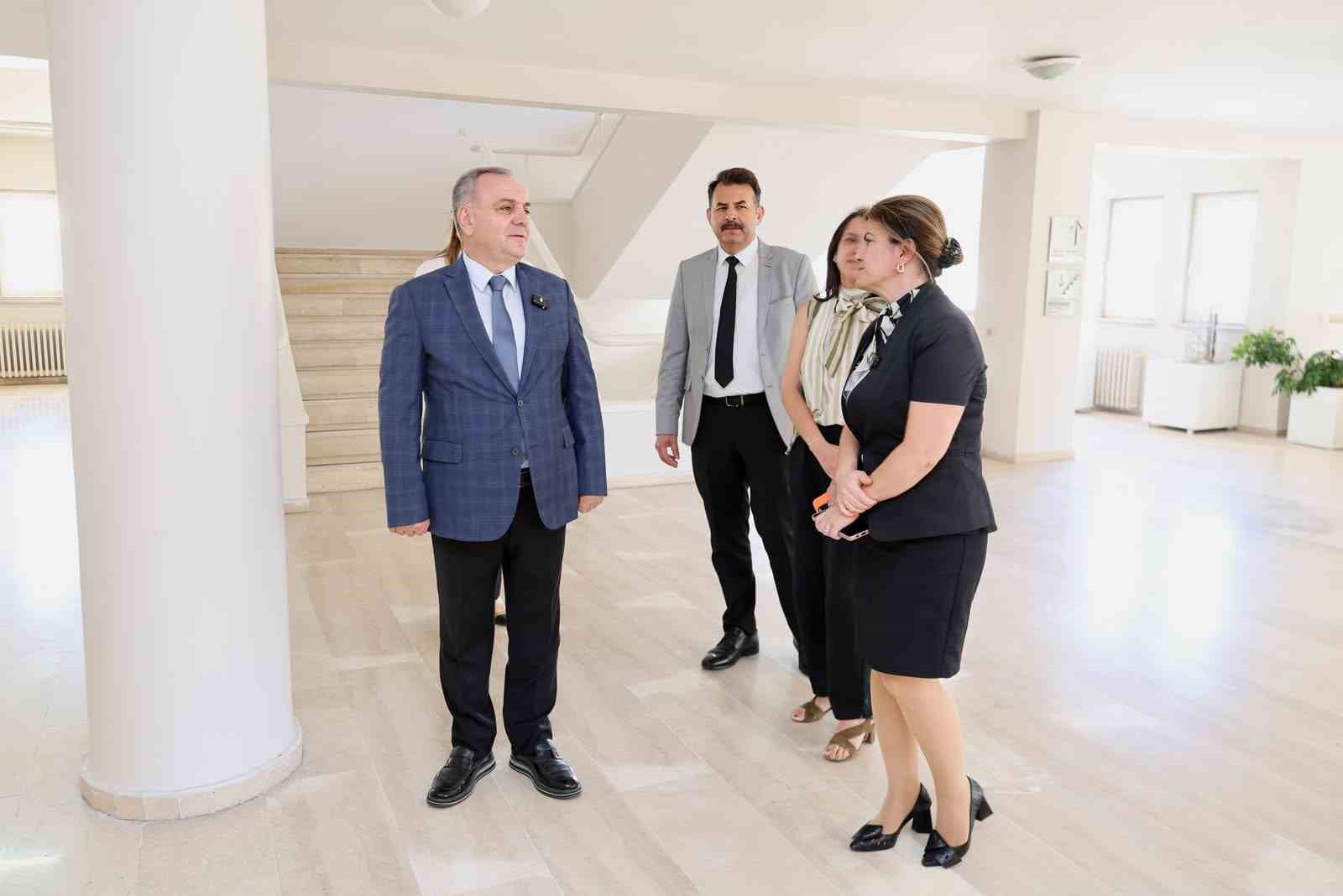 rektor-prof-dr-altun-mimarlik-fakultesi-ndeki-tamamlanan-tadilat-calismalarini-yerinde-inceledi
