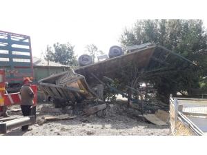 Canlı Tavuk Yüklü Kamyon Eve Girdi: 2 Yaralı