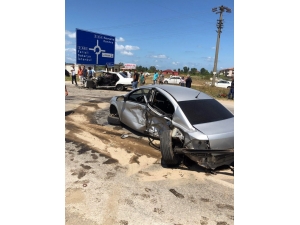 Kontrolden Çıkan Otomobil Karşı Şeritten Gelen Otomobille Çarpıştı: 4 Yaralı
