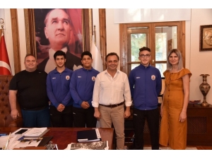 Başkan Şahin Şampiyonları Ağırladı