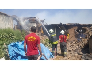 Diyarbakır’da Yangın: 2 Ev Ve 4 Ahır Küle Döndü