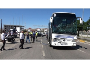 Yolcu Otobüsü İle Tır Çarpıştı: 6 Yaralı
