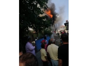 İki Katlı Ahşap Ev Alevlere Teslim Oldu