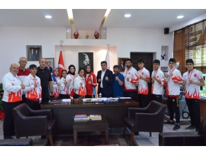 Şampiyonlardan Eskici’ye Ziyaret