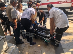 Caddede Yürürken Üzerine Demir Aydınlatma Direği Düştü