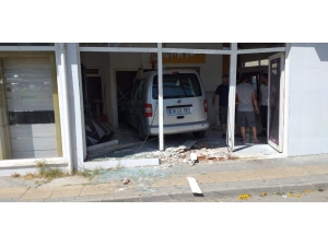 Kontrolü Kaybeden Otomobil İşyerine Girdi