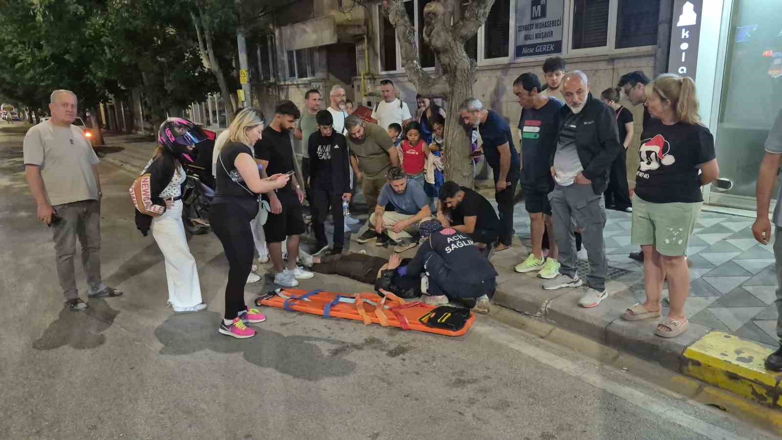 onunu-kaldirdiklari-bisikletleri-ile-seyreden-cocuklara-carpmamaya-calisirken-yaralandi