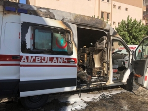 Siirt’te Park Halindeki Ambulans Alev Aldı