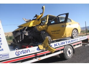 Kamyonet İle Ticari Taksi Kafa Kafaya Çarpıştı: 6 Yaralı