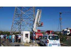 Kahraman İtfaiyeci, İntihara Teşebbüs Eden Şahsı Bacağından Yakalayarak Kurtardı