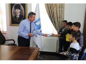 Çocuklar Buldukları Cüzdanı Belediyeye Teslim Etti