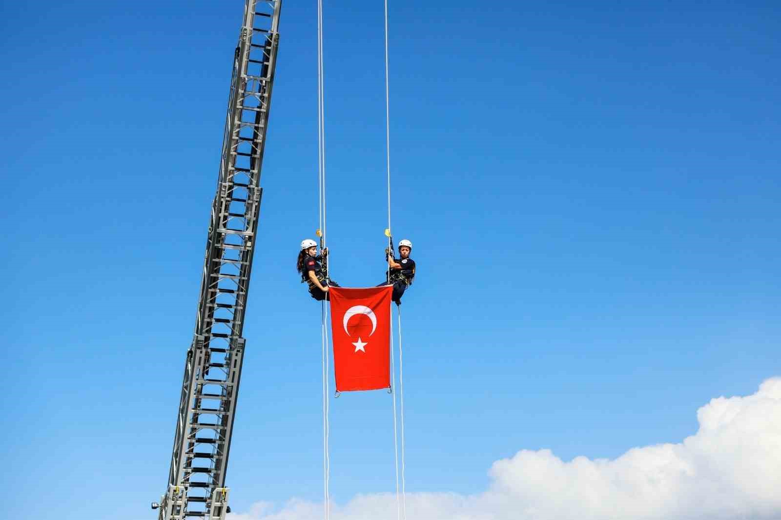 bursa-da-nefes-kesen-tatbikat-turk-bayragi-metrelerce-yukseklikten-indirildi
