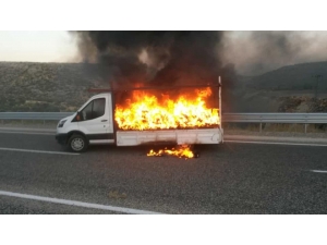 Ayakkabı Yüklü Kamyonet Alev Alev Yandı