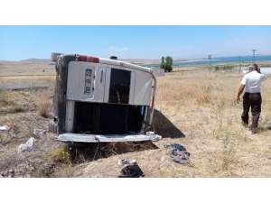 Kaçak Göçmenleri Taşıyan Minibüs Takla Attı: 8 Yaralı