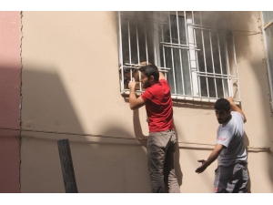 Yangında Mahsur Kalan Öğrenci, Demir Korkuluk Kırılarak Kurtarıldı
