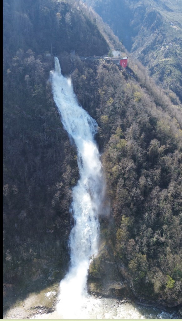 giresun-da-hes-tahliyesiyle-olusan-yapay-selale-gorsel-solen-sunuyor