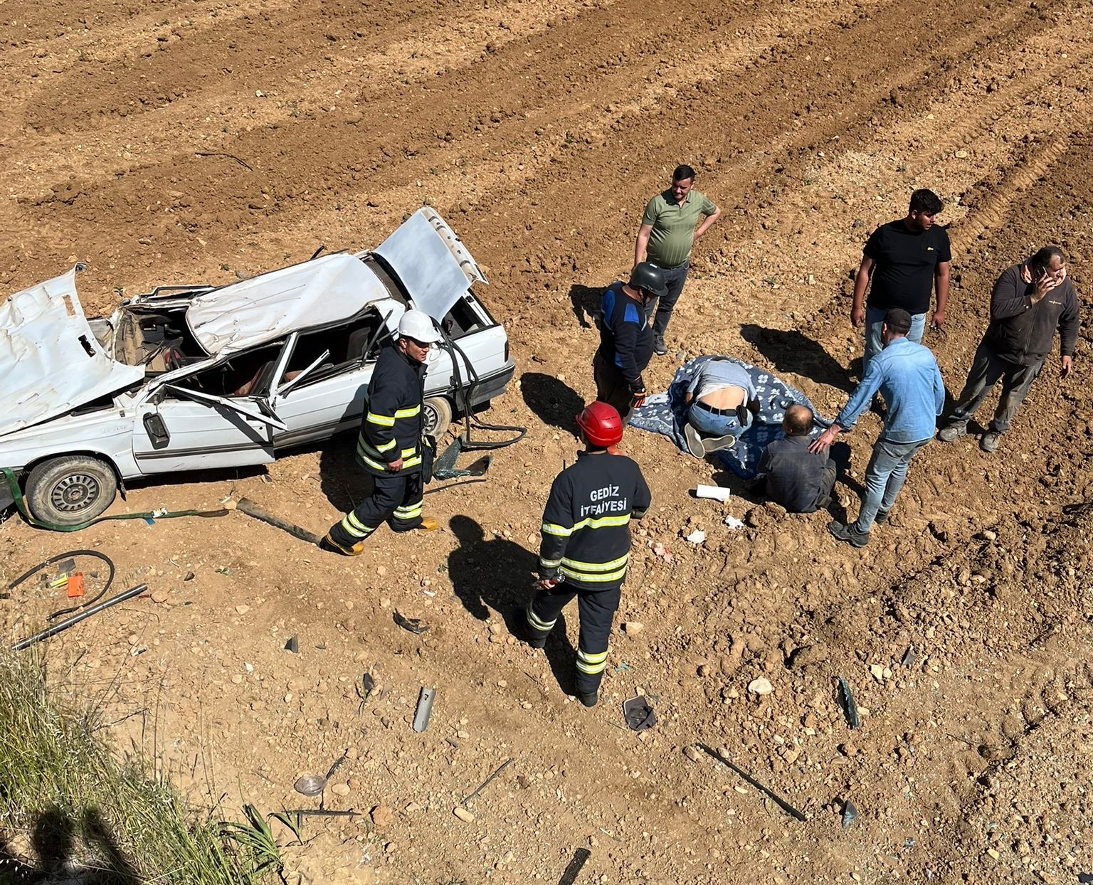 gediz-de-otomobil-tarlaya-uctu-2-yarali