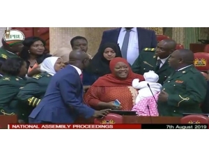 Parlamentoya Bebeğiyle Gelen Milletvekili Dışarı Çıkarıldı