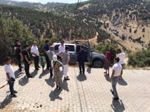 Ticari Araç Uçuruma Yuvarlanmaktan Son Anda Kurtuldu