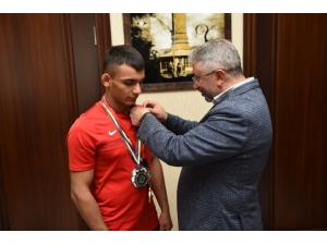 Başkan Aşgın Şampiyon Sporcuyu Altınla Ödüllendirdi