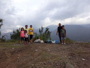Tatile Gelen Gurbetçi Çocuklarıyla Birlikte Çöp Topladı