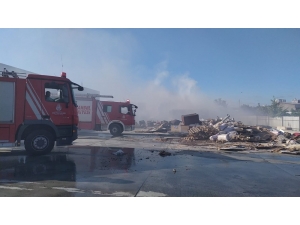 Sefaköy’de Atık Deposundaki Yangın Kontrol Altına Alındı