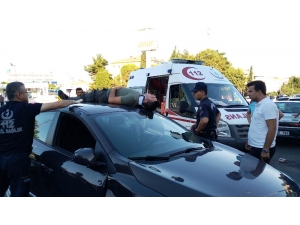 Motosikletli Çarpıştığı Otomobilin Üzerine Düştü