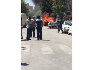 Park Halindeki Bir Araç Alev Topuna Döndü