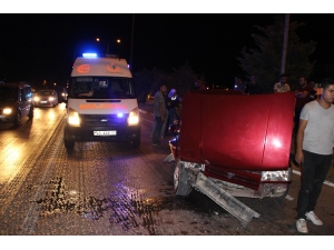 Aynı Yönde Seyreden İki Araç Çarpıştı: 1 Yaralı