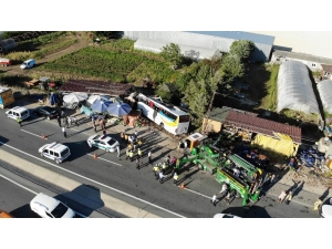 Havalimanına Yolcu Taşıyan Havaist Otobüsü Yoldan Çıkarak Yol Kenarında Meyve Satan Stantlara Çarpıp Devrildi. Olay Yerinde 1 Kişi Hayatını Kaybetti, Yaralılar Var...