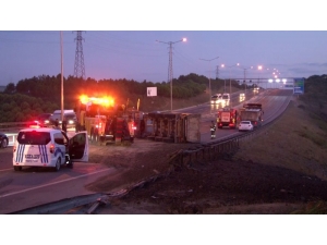 Hafriyat Yüklü Kamyon Devrildi Havalimanı Yolu Trafiğe Kapandı