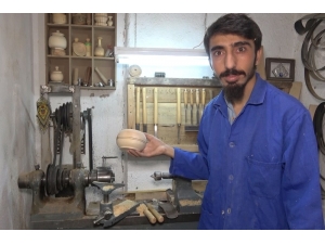 3 Metrekarelik Kileri Atölyeye Dönüştürüp Hediyelik Eşya Yapıyor