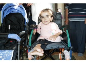 Cam Kemik Hastası Kardeşlerin Yüzü Mavi Kapakla Güldü