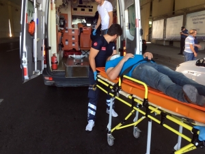 Emniyet Şeridindeki Araca Otomobil Çarptı: 2 Yaralı