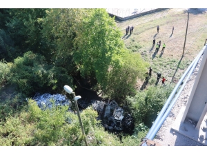 Kocaeli Tem’de Viyadükten Uçan Hurda Yüklü Tır Sürücüsü Öldü