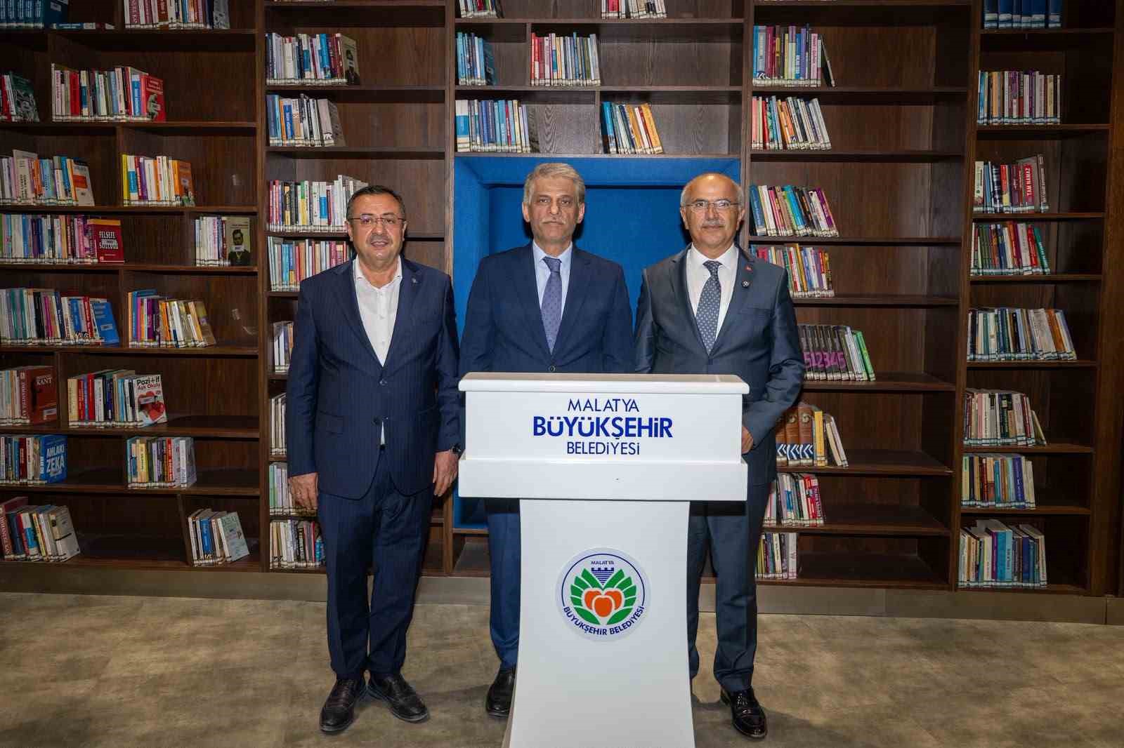 bakan-yardimcisi-nadir-alpaslan-sehir-kutuphanesini-gezdi