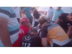 Burhaniye’de İki Otomobil Çarpıştı Sürücüleri Yaralandı